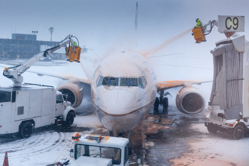 机场服务员在冬季天气时用机场彩色图象洗机图片