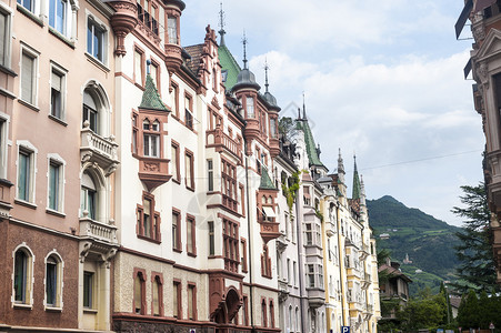 Bolzano的旧建筑图片