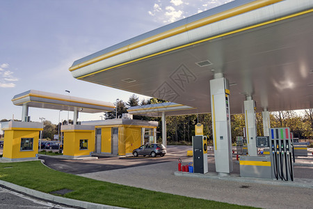意大利一家崭新的加油站的宽角度照高清图片