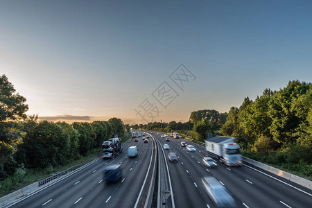 在英国的高速公路上日落后看到高速行背景图片