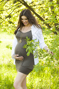 在公园里的怀孕女人图片