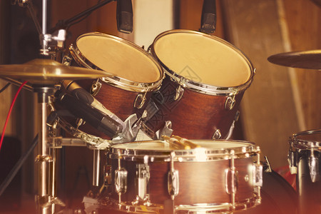 鼓在录音室用鼓棒敲鼓有选择的焦点图片