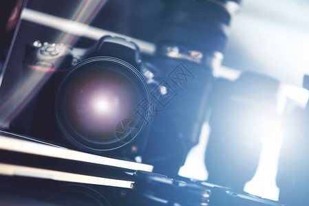 现代数码摄影设备概念数码单反相机和图片