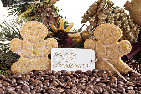 由咖啡豆姜饼和圣诞卡组成的装饰图片