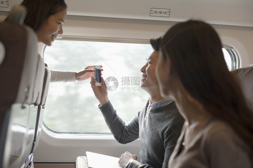 青年男女在火车上使图片