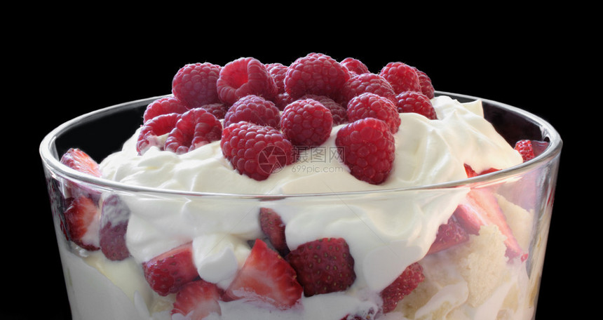 美味的蛋糕甜点夹着新鲜草莓和鲜奶油沾图片