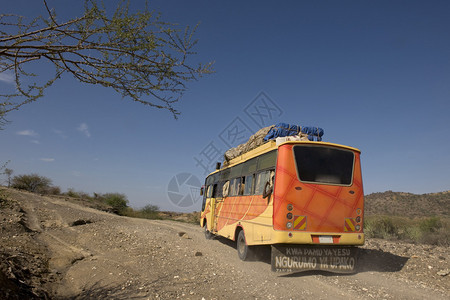 在坦桑尼亚非洲沿泥土路行驶的公图片