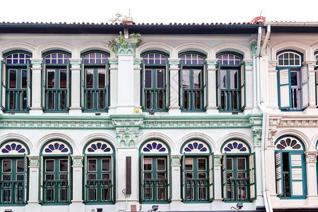 在新加坡唐人街附近的丹戎巴葛看到一排殖民风格的店屋图片