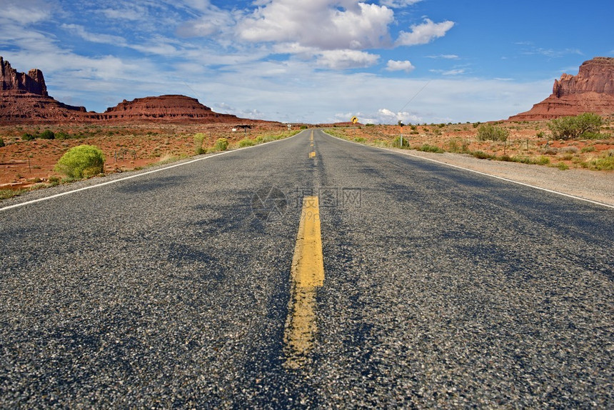 亚利桑那高速公路穿过纪念碑亚利桑那沙漠的高速公路亚图片