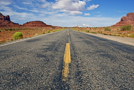 亚利桑那高速公路穿过纪念碑亚利桑那沙漠的高速公路亚图片