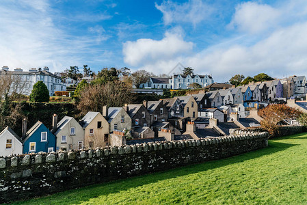 爱尔兰沿海小城镇的行人房屋图片图片
