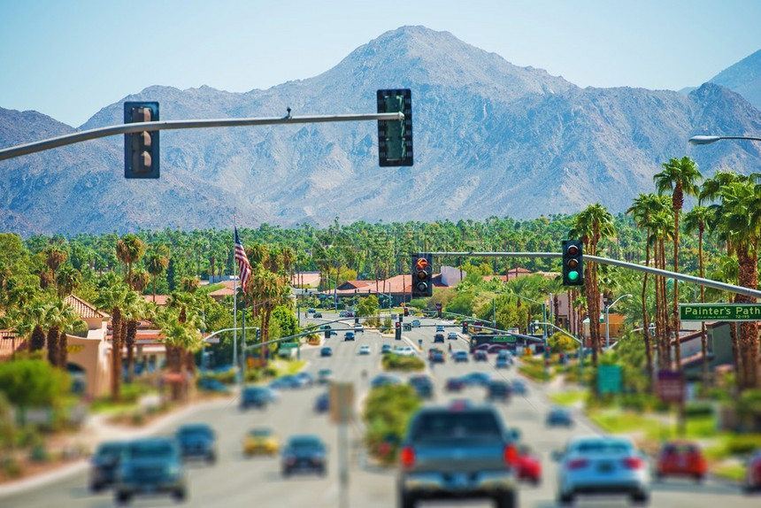 棕榈泉高速公路和城市景色美国加利福尼亚州棕榈泉图片
