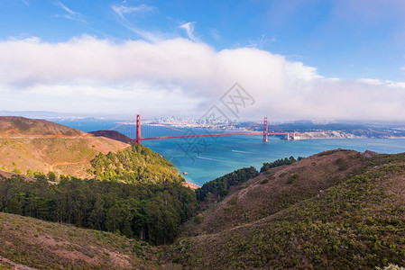 旧金山湾区与金门大桥和远处的旧金山天际线美国图片