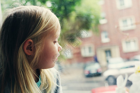 岁女孩看着街道的肖像图片