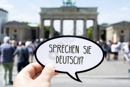 在德国柏林的勃兰登堡门前图片