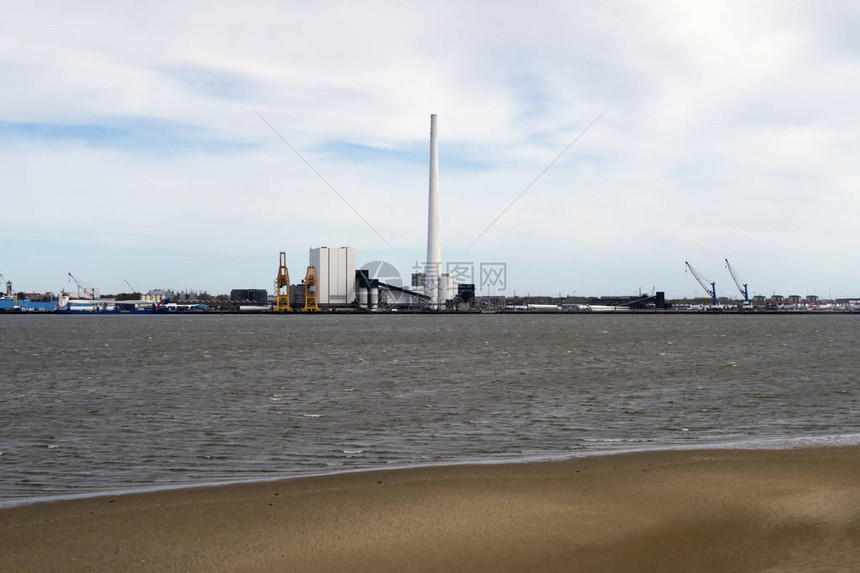 烟囱是丹麦Esbjerg的DONG能源发电厂的一部分图片