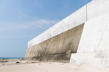 保护日本免受海啸大浪冲击的海边高水泥图片