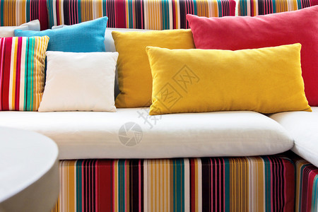沙发上的彩色靠垫图片