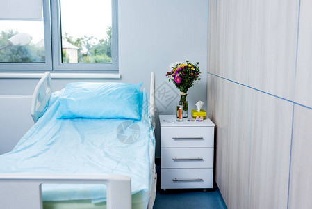 病房内部有床花和床头柜图片