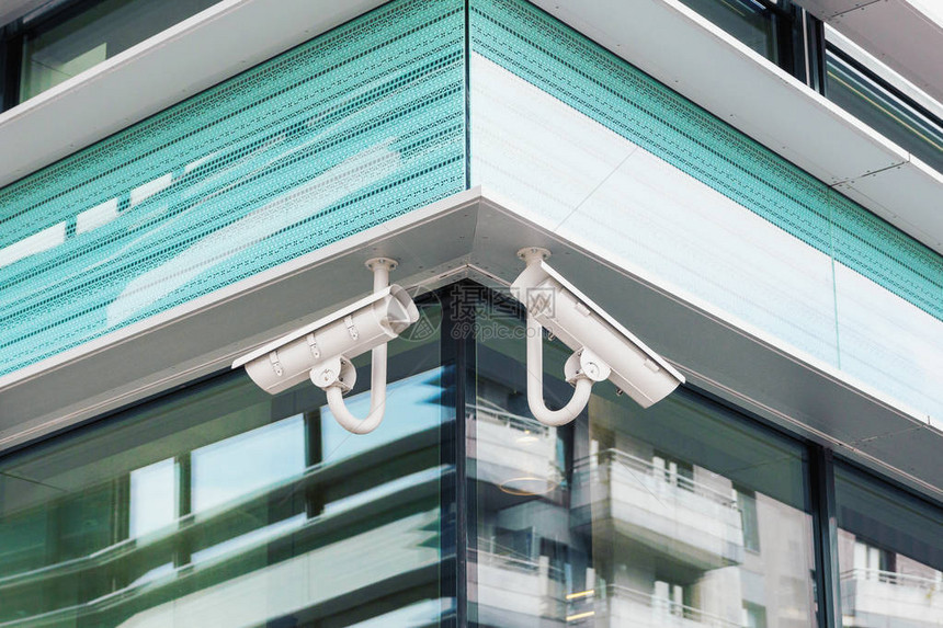 在现代钢铁和玻璃建筑外墙上安装两台现代化的CCDt图片