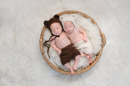 两个月大的男女兄弟双胞胎高清图片