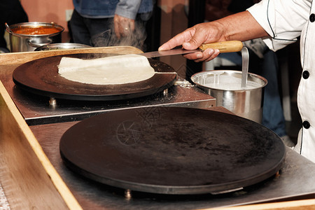 Creperie自助餐配有厨师准备图片