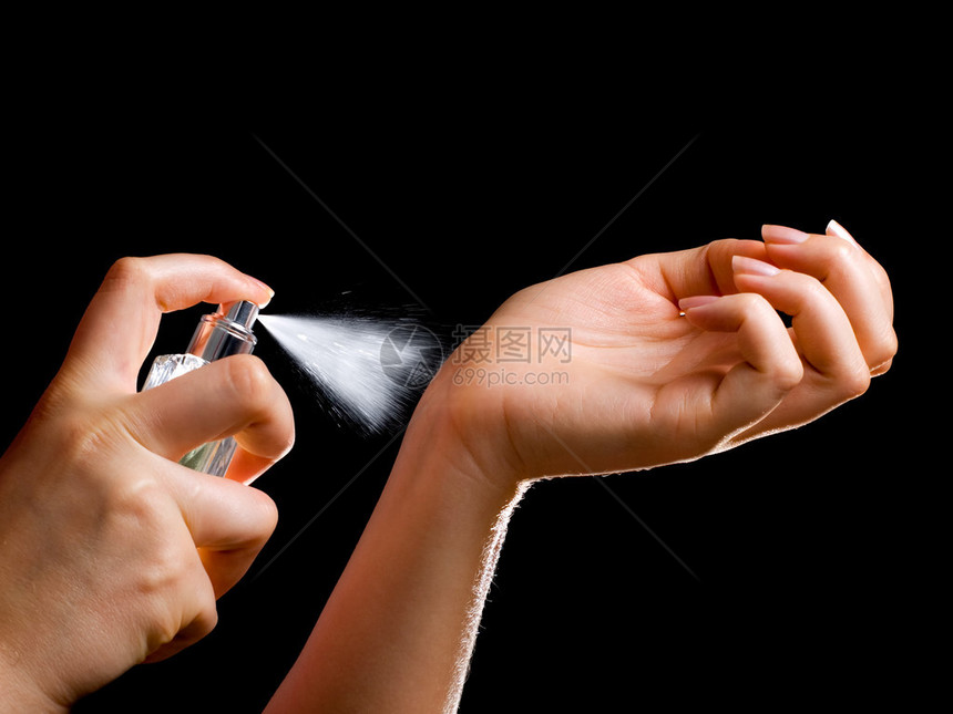 女尝试香水和除臭剂的常用方式图片