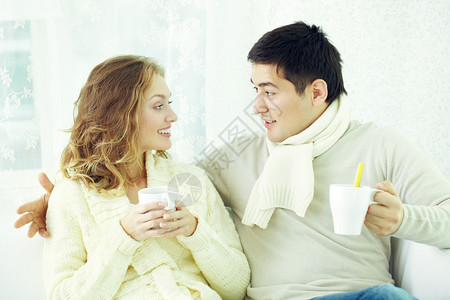 丈夫和妻子在家里喝茶聊图片