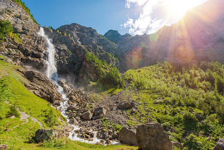 Adelboden瀑布夏季风景图片