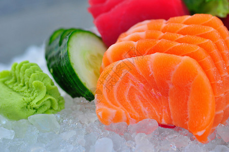 冰面上的鲑鱼刺片将生鱼的切片配黄瓜和黄瓜粘糊近视背景图片