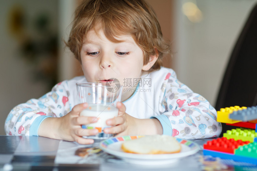 小男孩喝牛奶图片