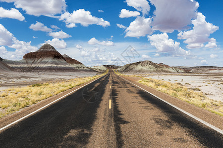 美国亚利桑那州荒漠沙中的空无道路图片