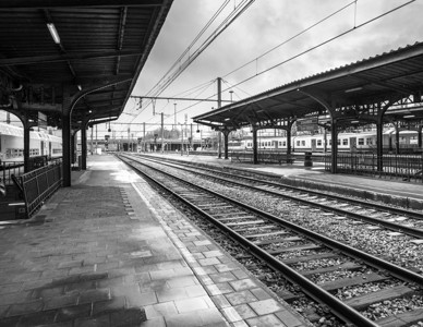 载有铁轨黑色和白色铁路的空火车站图片