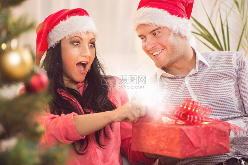 圣诞快乐的一对美丽的圣诞情侣和Glowin图片