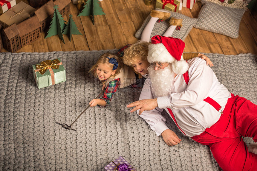 圣诞老人和孩子一起玩乐图片