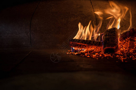 餐厅砖炉中柴火的近景图片