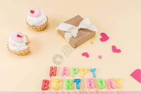 快乐生日信蛋糕和蜜蜂礼物盒生日派对概念的高度角图片