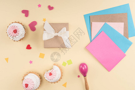 快乐生日信蛋糕信封和蜜蜂礼品盒图片