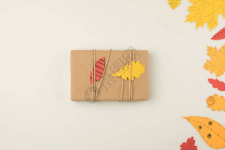 与秋天的礼物盒铺在平地上用手工造纸叶图片