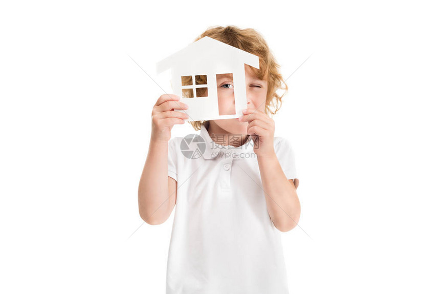 模糊的观察着小男孩拿着房子模型手举着图片