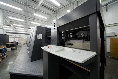 现代印刷厂的报刊机设备图片