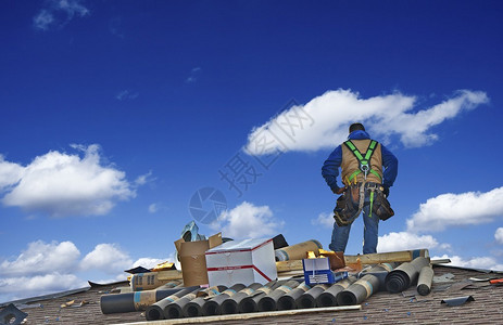 建筑屋顶木匠工人准备工作图片
