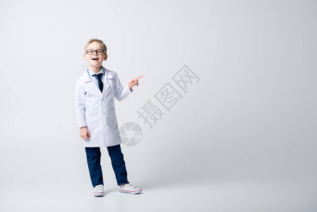 带着医疗制服和眼镜微笑的小男孩图片