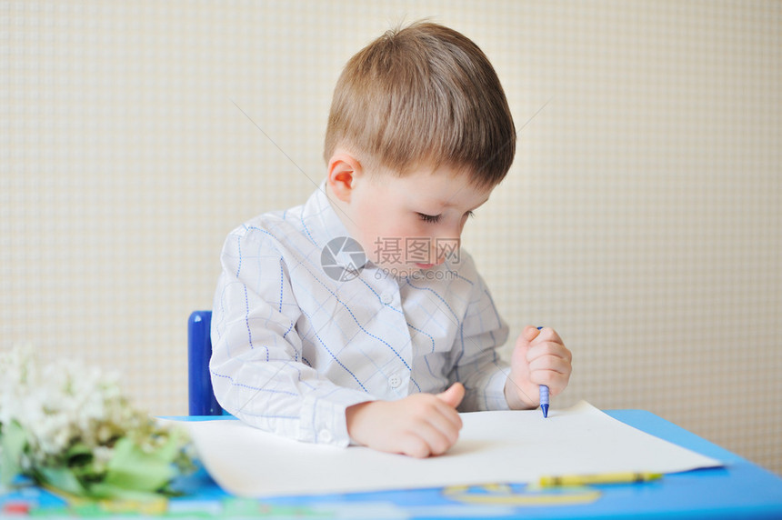 可爱男孩的肖像用笔和纸在图片