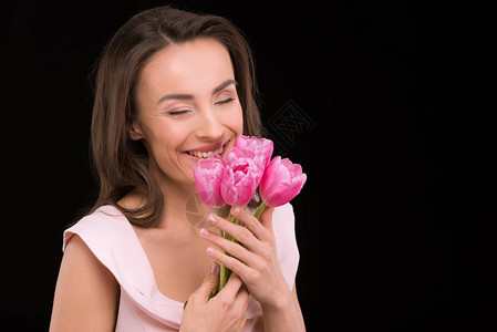 眼闭的快乐年轻女士带着美丽的郁金香孤立于国际黑人妇女日的图片