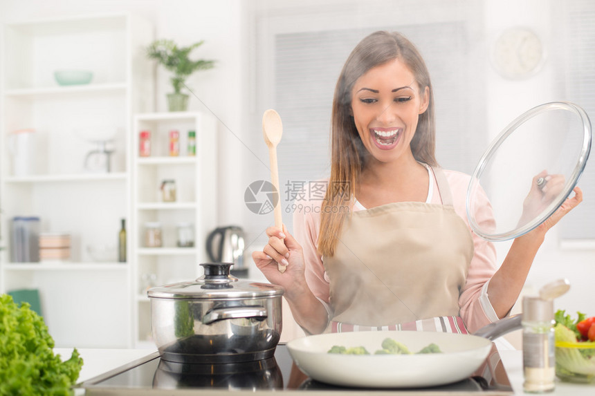 在厨房做饭的年轻美女图片