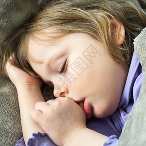 睡觉的小可爱宝吸吮拇指图片
