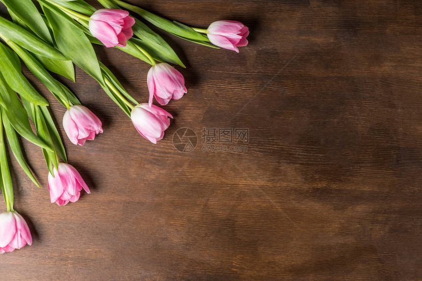 母亲节假日的顶端视图木桌上有美丽的粉图片