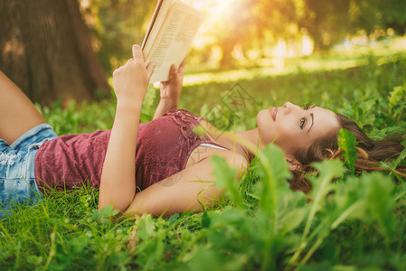 躺在草地和读书的美图片