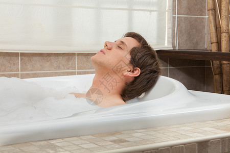 男人在浴缸里放松图片